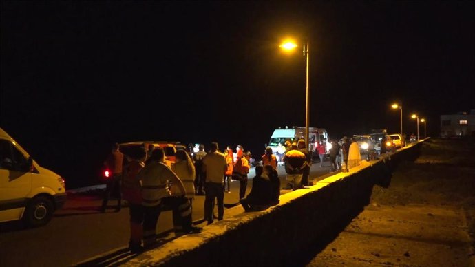 Agentes de las fuerzas de seguridad tras el vuelco de una patera de la que han sobrevivido 27 personas en la costa de Órzola, en la zona de La Condesa, en Lanzarote, Canarias (España), a 24 de noviembre de 2020. 