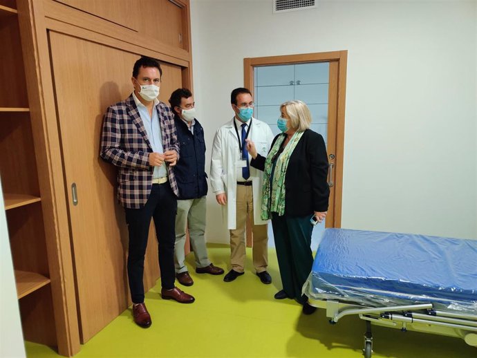 Visita de la delegada de Salud y Familias en Huelva, Manuela Caro, al centro cuidados intermedios ubicado la asociación Frater, en la capital.