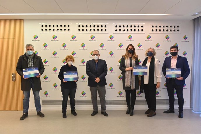Els guanyadors dels premis Mercabarna Innov (d'izq a der): Manel Finestres, Conrear; Núria Gustems, Gran Blau; Jordi Valls, Mercabarna; Sabine Schara i Anna Batlle, Schara; i Fernando Serra, Laumont