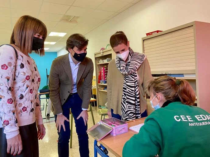 El vicesecretario de Comunicación del PP, Pablo Montesinos, visita el centro EDAU de Antequera (Málaga)