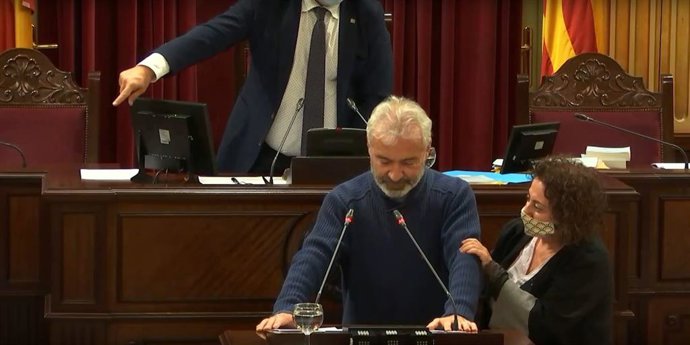 El diputado Pablo Jiménez (Unidas Podemos), en el momento en el que Campomar (MÉS) se ha acercado a atenderle.