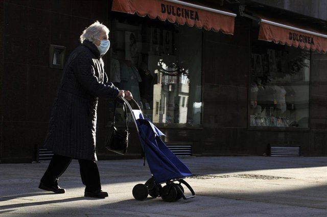 Una anciana camina por una vía de O Carballiño, Ourense, Galicia (España), a 15 de octubre de 2020. Desde hoy, la Xunta limita las entradas y salidas de las localidades orensanas de Carballiño, O Irixo y Boborás, que quedan delimitados como área perimetra