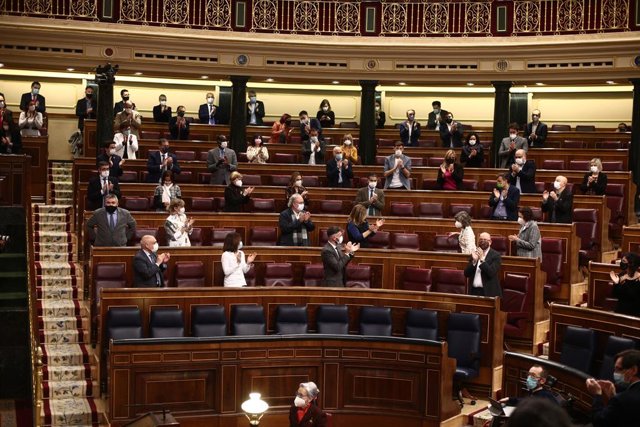 Diversos membres del PSOE aplaudeixen durant una sessió plenària al Congrés. Madrid (Espanya), 17 de desembre del 2020. 