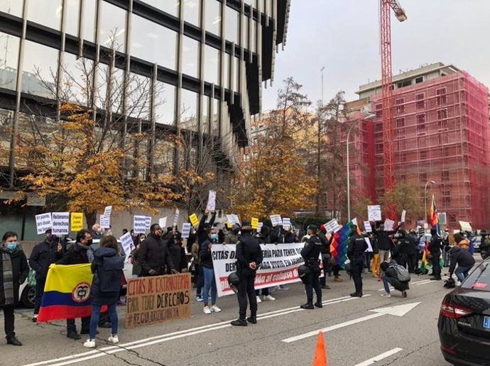 Migrantes concentrados ante Delegación de Gobierno de Madrid