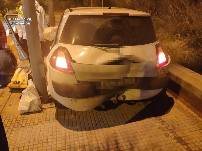 Coche siniestrado tras una carrera ilegal en Isla Cristina.