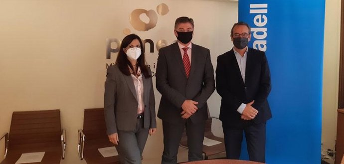 El secretari general de Pimec, Antoni Cañete, i el director territorial del Banc Sabadell, Enric Rovira, en la signatura del conveni de collaboració per impulsar el teixit productiu catal