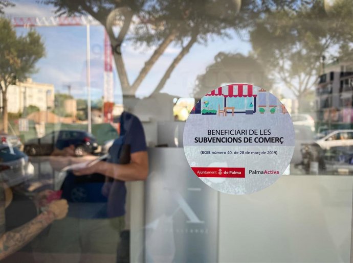 Pegatina que señala que un establecimiento ha recibido una subvención de PalmaActiva.