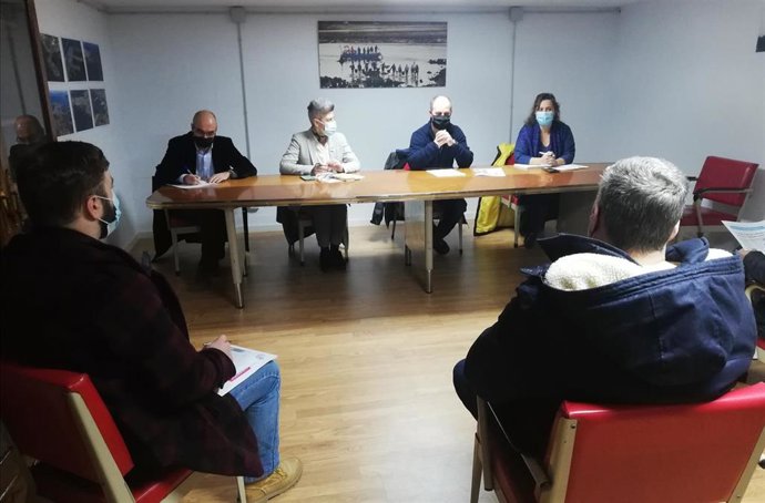 El portavoz de los mariscadores de O Burgo, Manuel Baldomir, la diputada Mercedes Queixas, y la representante del BNG en Europa, Ana Miranda, ofrecen una rueda de prensa sobre la ría