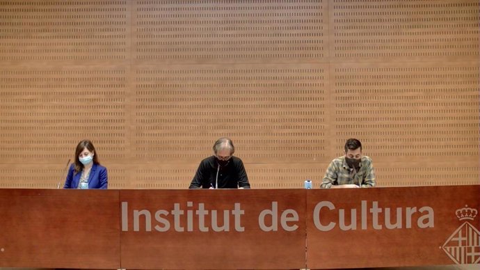 El teniente de alcaldía de Cultura, Educación, Ciencia y Comunidad del Ayuntamiento de Barcelona, Joan Subirats, acompañado de los delegados de Derechos Culturales y de Ciencia y Universidades, Dani Granados y Júlia Miralles, en rueda de prensa