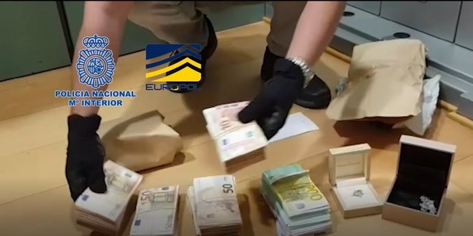 Agents de la Policia Nacional detenen 23 persones en una operació contra una xarxa presumptament dedicada al Blanqueig de diners de mfies d'origen rus.