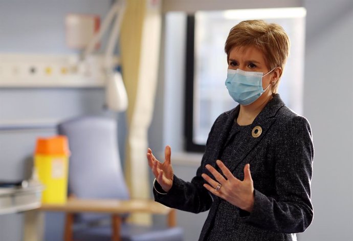 07 December 2020, Scotland, Edinburgh: Scottish First Minister Nicola Sturgeonvisits the Western General Hospital to view preparations at the COVID-19 Vaccine Hub. Photo: Russell Cheyne/PA Wire/dpa