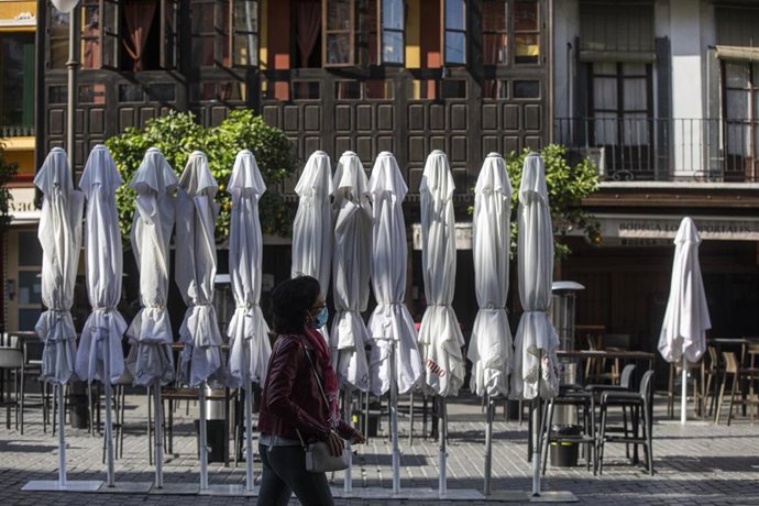 Veladores en la Plaza del Salvador.