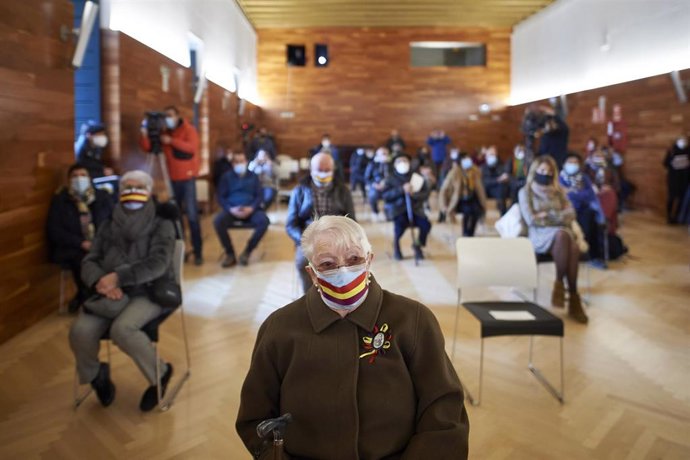Concha, hija de Claudio Diéguez, en el acto en el que le han entregados los restos de su padre, exhumados de la sima de Otsoportillo