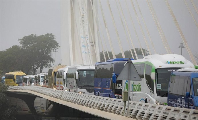 Manifestación del sector del transporte por carretera este viernes en Sevilla