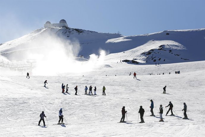 Esquiadores  con mascarillas en la estación de esquí de Sierra Nevada  
