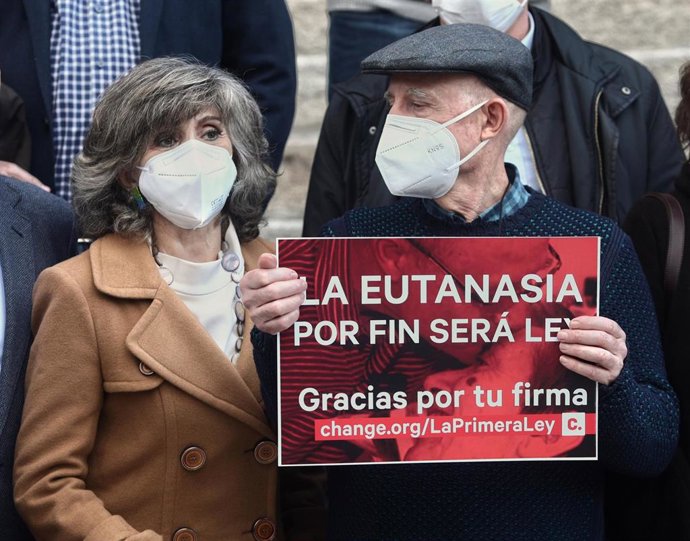 La exministra de Sanidad y actual secretaria de Sanidad de la Comisión Ejecutiva Federal del PSOE, María Luisa Carcedo (i), junto a Ángel Hernández (que ayudó a morir a su mujer, enferma de esclerosis múltiple) (d) celebran, frente al Congreso de los Di