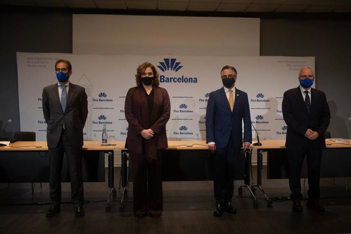 (I-D) El presidente del consejo de administración de la Fira de Barcelona, Pau Relat, la alcaldesa de Barcelona, Ada Colau, el conseller de Empresa y Conocimiento de la Generalitat de Catalunya, Ramón Tremosa y el consejero delegado de Fira de Barcelona