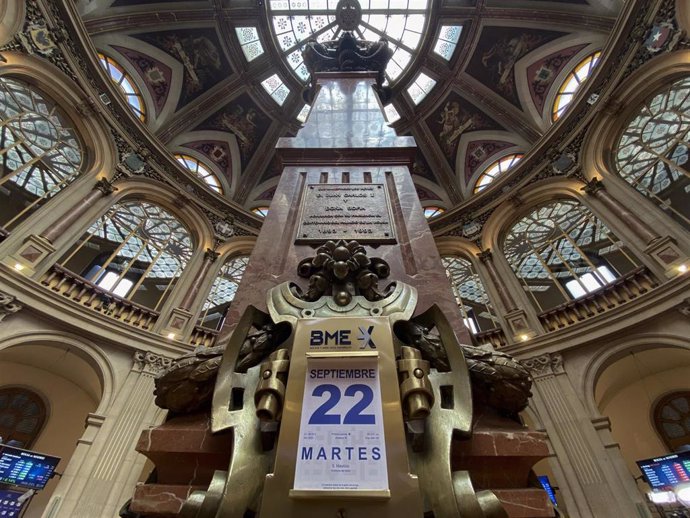 Columna central con la fecha de hoy en el interior del Palacio de la Bolsa de Madrid (España), a 22 de septiembre de 2020. 