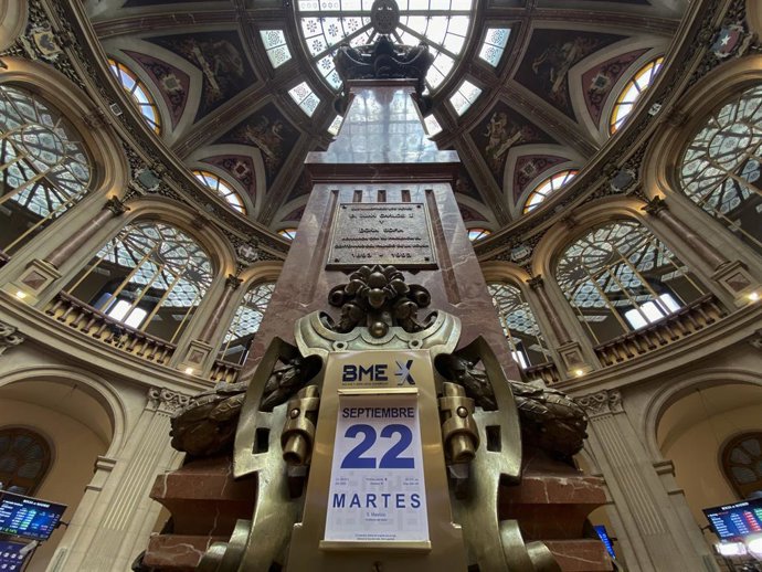 Columna central con la fecha de hoy en el interior del Palacio de la Bolsa de Madrid (España), a 22 de septiembre de 2020. 