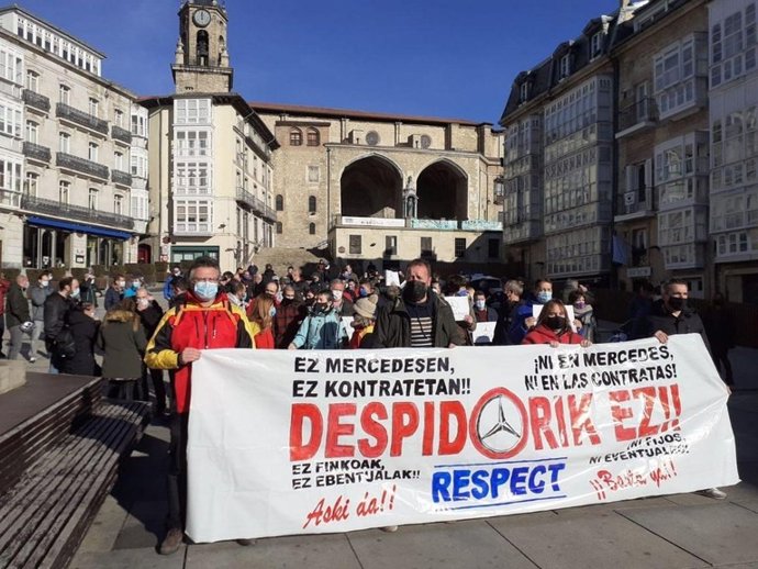 Los trabajadores se han concentrado este viernes en la Plaza de la Virgen Blanca con el lema "Ni en Mercedes ni en las contratas. No a los despidos ni fijos ni eventuales. ¡Basta ya!".