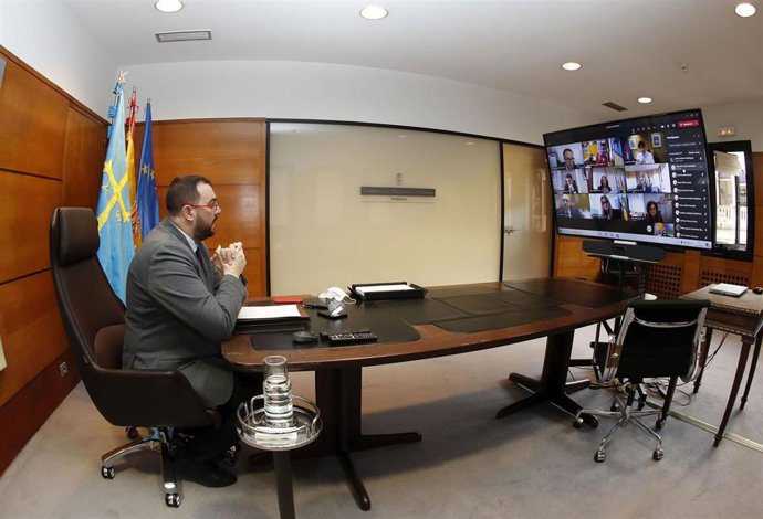 El presidente del Principado de Asturias, Adrián Barbón, preside la reunión telemática del Consejo de Gobierno