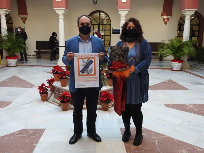 El delegado de Educación del Ayuntamiento de Alcalá de Guadaíra, José Luis Rodríguez, ha presentado junto a la responable de la compañía teatral, María José Coca, la obra En busca de la imaginación .