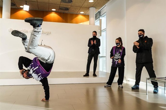 El vicepresidente primero y diputado de Educación, Juventud y Deporte de la Diputación, Juan Carlos Maldonado, presenta la final de la Liga Malagueña de Break Dance