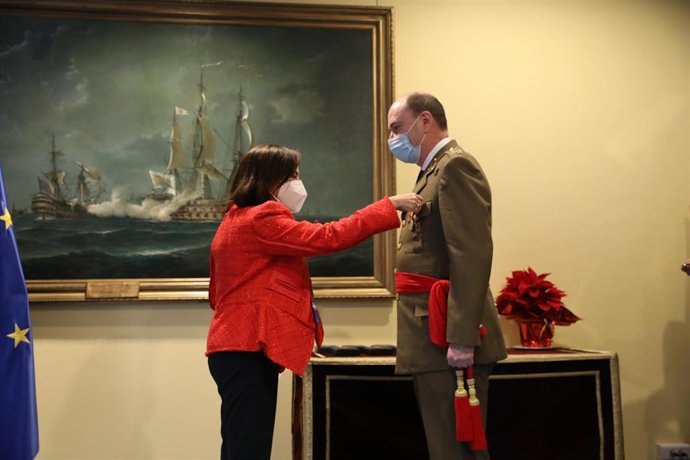 La ministra de Defensa, Margarita Robles, impone una medalla al teniente general y Jefe de la Unidad Militar de Emergencias (UME), Luis Manuel Martínez Meijide