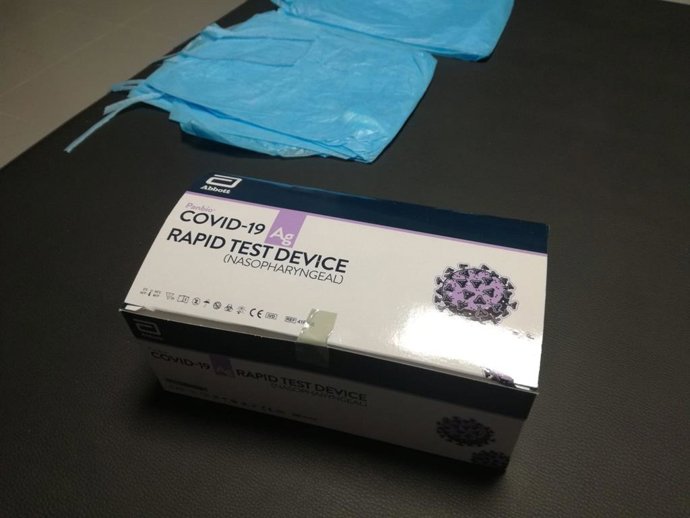 Test para detectar la COVID-19 en el control de pasajeros en el aeropuerto de Palma.