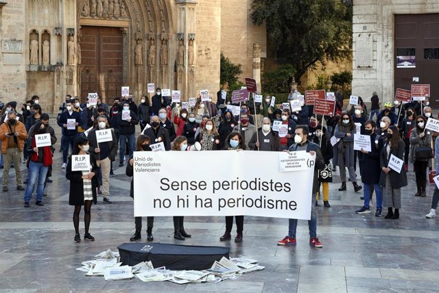 Convocados por la organización profesional Unió de Periodistes Valencians, periodistas valencianos se concentran en la plaza de la Virgen, en València, para protestar contra la precariedad en el sector. 