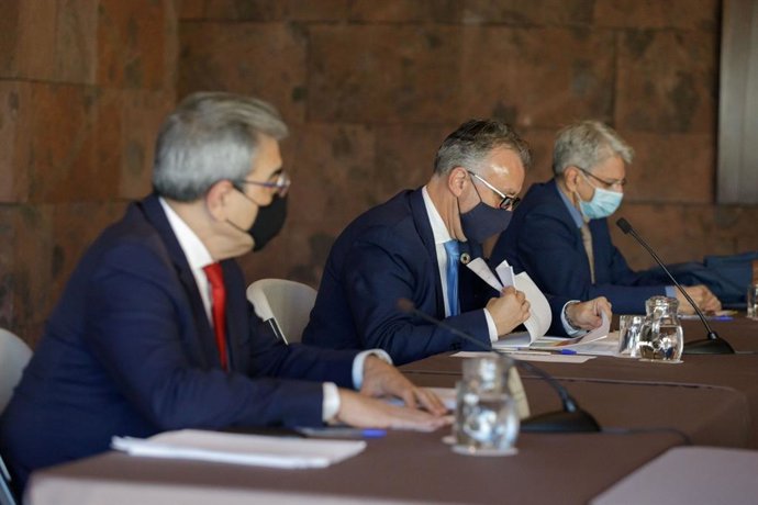 El presidente de Canarias, Ángel Vícor Torres, flanqueado por el vicepresidente, Román Rodríguez, y el consejero de Seguridad, Julio Pérez