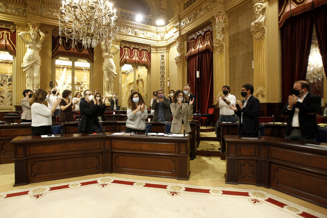 Aplausos por la aprobación de los presupuestos durante la sesión plenaria en el Parlament.
