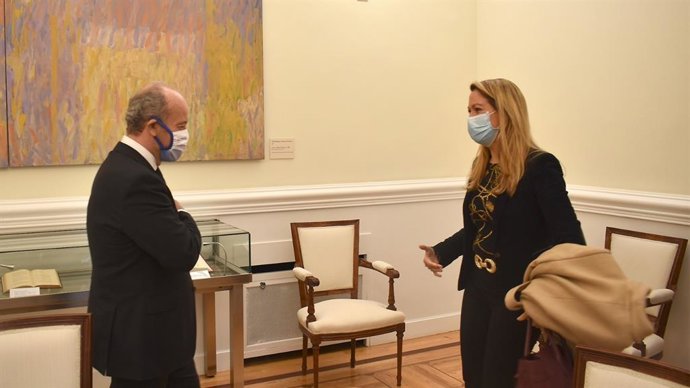 El ministro de Justicia, Juan Carlos Campo, reunido con la decana del Colegio de la Abogacía de Barcelona (Icab) y presidenta del Consejo de la Abogacía Catalana (Cicac), Maria Eugnia Gay. En Madrid, el 18 de diciembre de 2020.