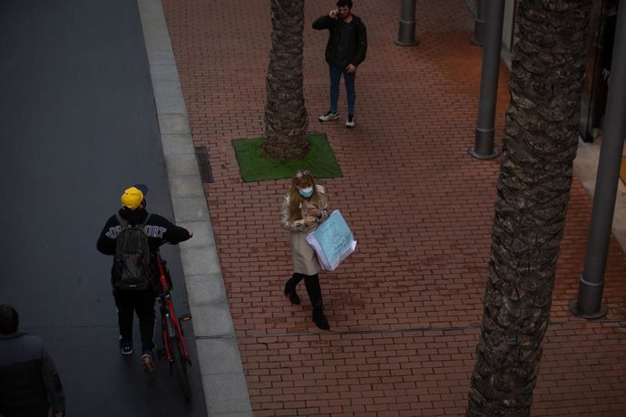 Una mujer camina por el centro comercial La Maquinista, en Barcelona (España)