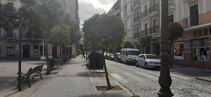 Una calle del centro de Huelva, vacía durante la cuarentena decretada el pasado mes de marzo.