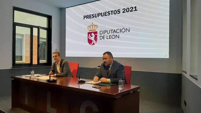 El presidente de la Diputación de León, Eduardo Morán, dando cuenta de los presupuestos de la institución para 2021 junto al diputado de Hacienda, Santiago Dorado.