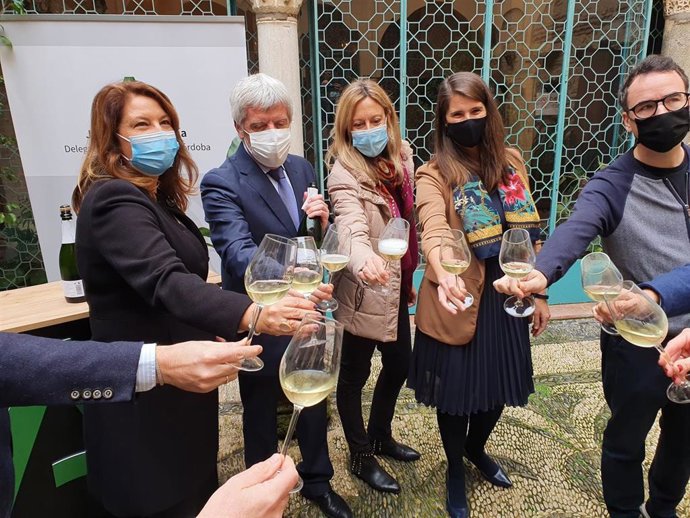 La consejera de Agricultura, Ganadería, Pesca y Desarrollo Sostenible, Carmen Crespo (izda.), en la presentación del primer espumoso ecológico elaborado con uvas Pedro Ximénez de Bodegas Robles.