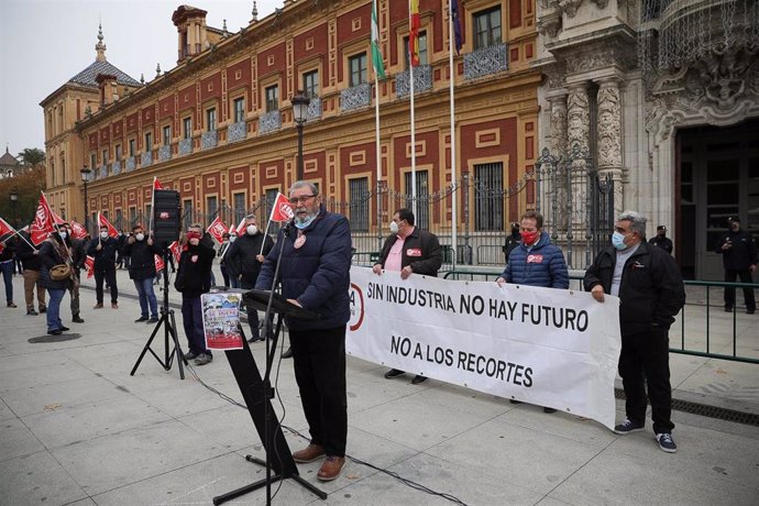 Imagen de este viernes de la concentración de UGT-A ante el Palacio de San Telmo dentro de su movilización 'Nuestra industria se muere. Mañana es tarde. Movilízate'.