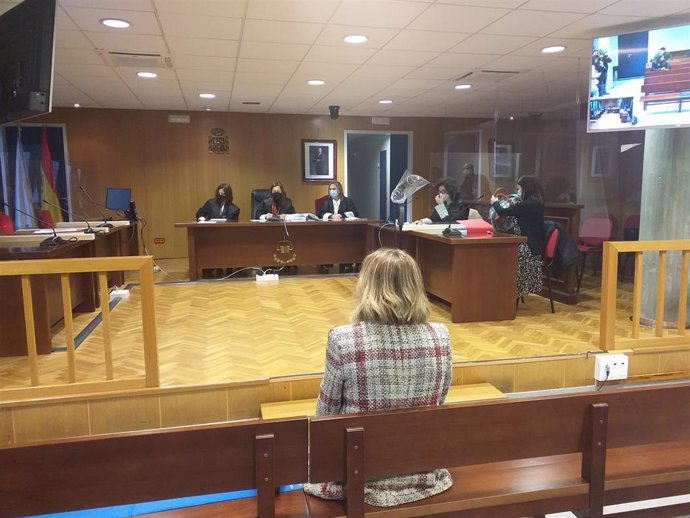 Una trabajadora del Sergas, acusada de entrar en el historial médico de su hija sin permiso, ante el tribunal de la sección quinta de la Audiencia Provincial de Pontevedra, en Vigo.