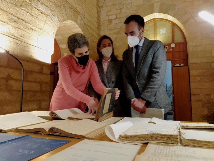 El delegado de Empleo, Ángel Herrador, y la delegada de Cultura y Patrimonio Histórico en Córdoba, Cristina Casanueva (centro), en la entrega de documentación minera al Archivo Histórico Provincial.