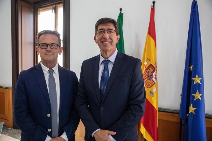 El vicepresidente de la Junta  y consejero de Turismo, Regeneración, Justicia y Administración Local, Juan Marín, y delegado de Turismo en Granada, Gustavo Rodríguez.
