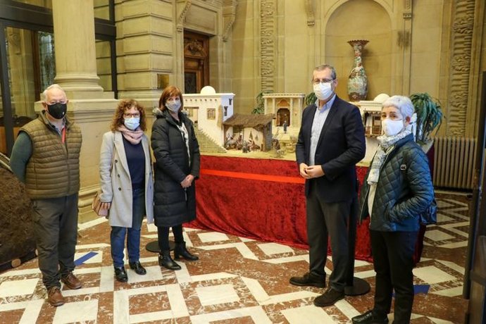 El diputado general, Markel Olano, y representantes de la Asociación Belenista ante el Belén de la Diputación de Gipuzkoa