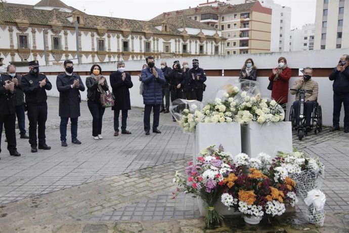 Acto de reconocimiento a las dos policías locales asesinadas el día 18 de diciembre de 1996, con la presencia del guardia jurado Manuel Castaño, en silla de ruedas.