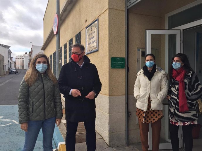 La parlamentaria del PSOE de Huelva María Márquez, en una visita al centro de salud de Paterna del Campo.