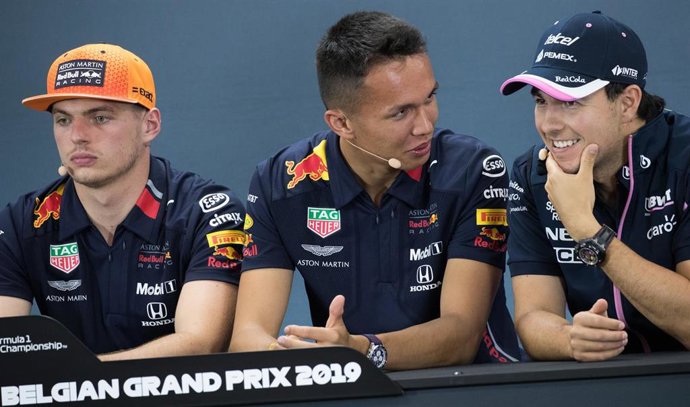 Sergio Pérez (dcha) en la rueda de prensa del Gran Premio de Bélgica de 2019 junto a Verstappen (izda) y Albon (centro)