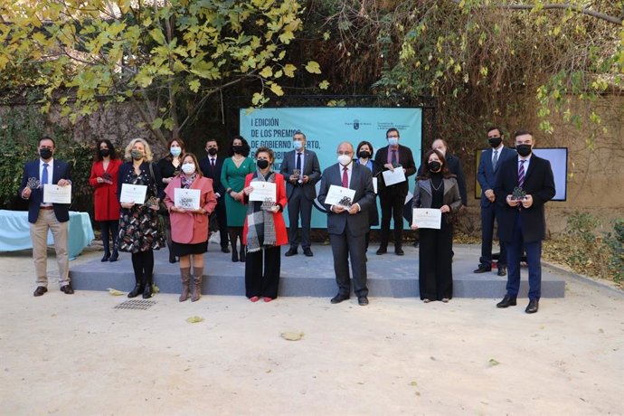 Foto de familia de todos los premiados.