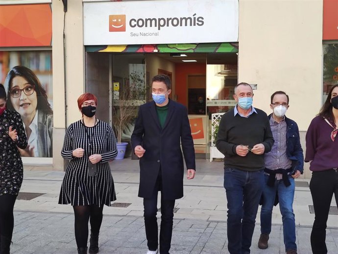 El líder de Más País, Íñigo Errejón, y el portavoz de Compromís en el Congreso, Joan Baldoví, junto a miembros de ambas formaciones en la sede de Compromís en Valncia