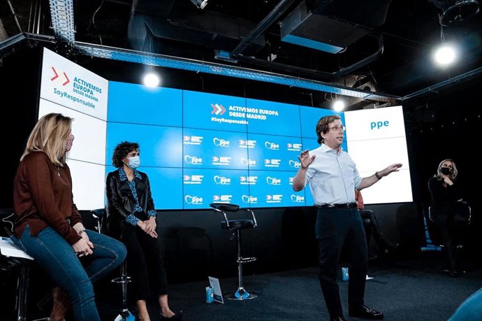 El alcalde de Madrid, José Luis Martínez-Almeida, en el acto de presentación de la campaña del PP 'Soy Responsable' ante el Covid. Le acompañan la portavoz del PP en Bruselas, Dolors Montserat, y la senadora Ana Camíns. En Madrid, a 18 de diciembre 2020.