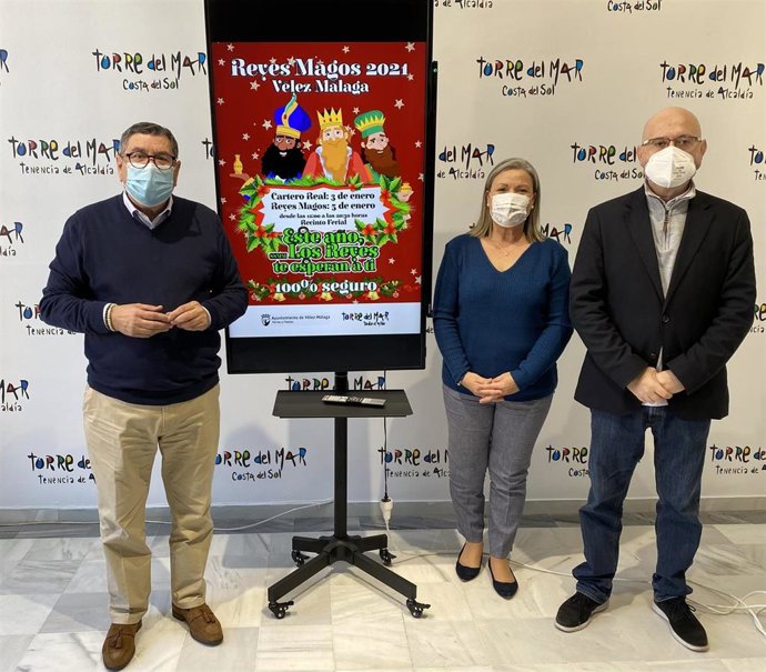El alcalde de Vélez-Málaga, Antonio Moreno Ferrer; la concejala de Fiestas, Lola Gámez, y el concejal de Playas y primer teniente de alcalde, Jesús Pérez Atencia.