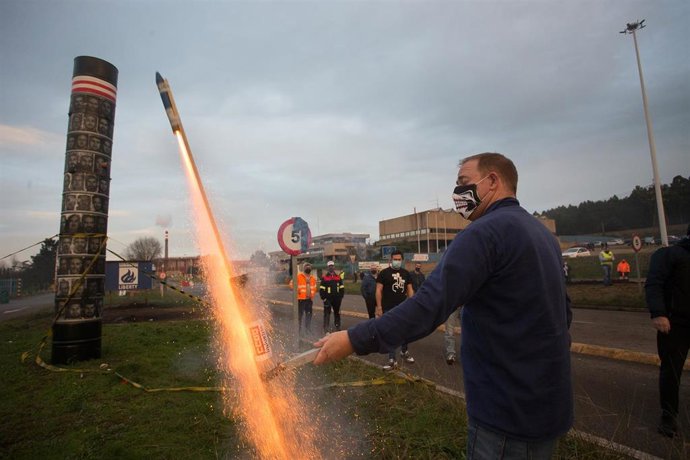 El presidente del Comité de Empresa de Alcoa San Cibrao, José Antonio Zan, lanza una volandera al cielo para celebrar la anulación del TSXG del ERE de la empresa, en Cervo, A Mariña, Lugo, Galicia (España), a 17 de diciembre de 2020. 